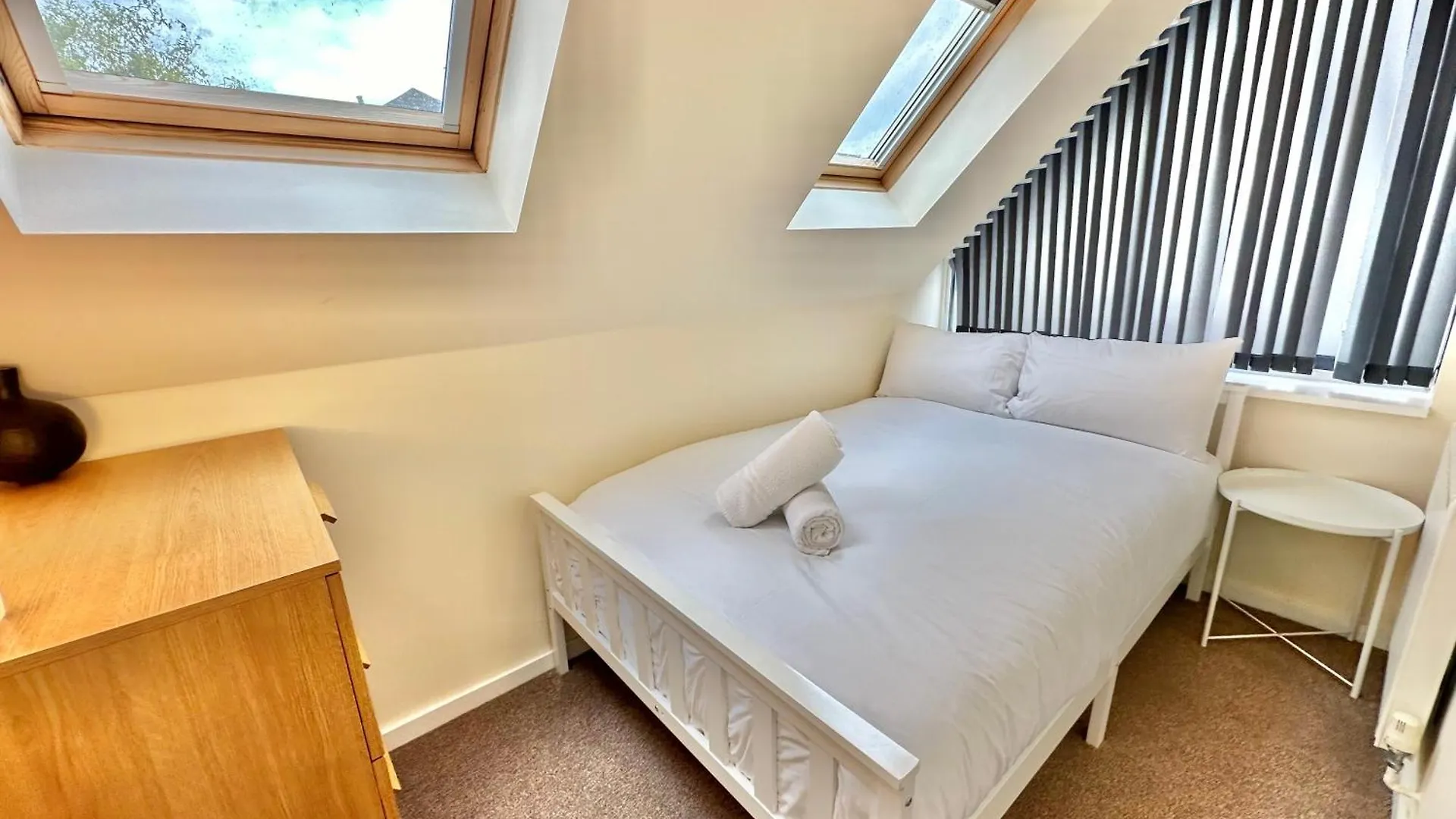 Three Bedroom Detached Home With Parking, Dog Friendly, Quiet Location, Short Drive To Beach! Bournemouth Holiday home