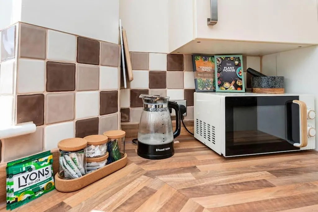 Three Bedroom Detached Home With Parking, Dog Friendly, Quiet Location, Short Drive To Beach! Bournemouth