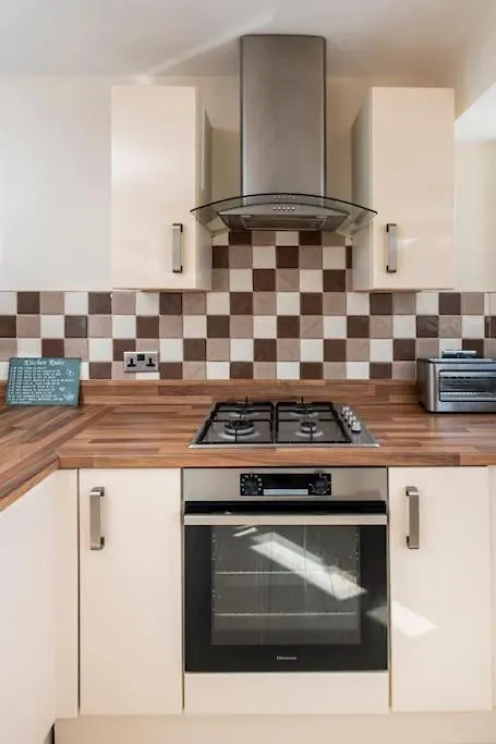 Three Bedroom Detached Home With Parking, Dog Friendly, Quiet Location, Short Drive To Beach! Bournemouth Holiday home