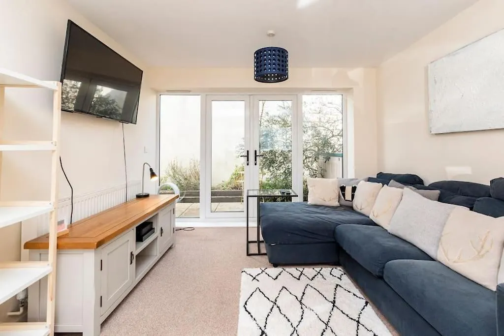 Three Bedroom Detached Home With Parking, Dog Friendly, Quiet Location, Short Drive To Beach! Bournemouth Holiday home